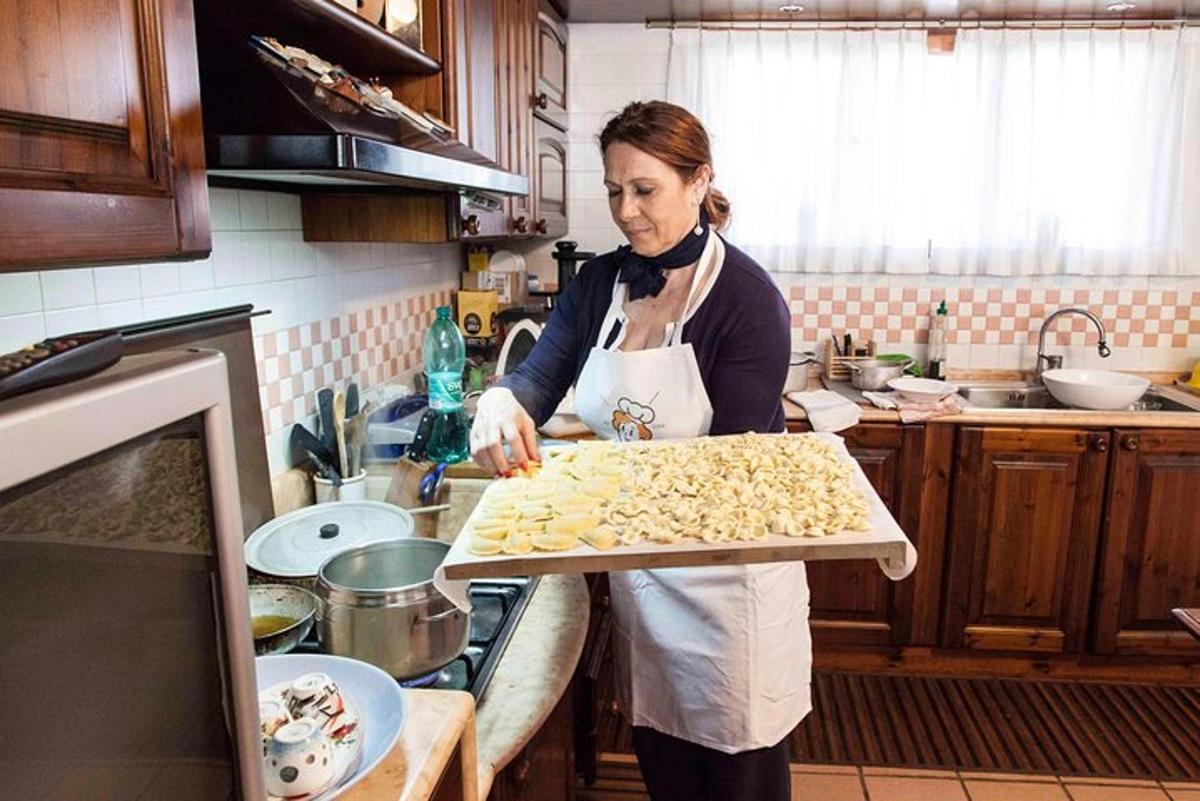 naine köögis kandikul toitu valmistamas