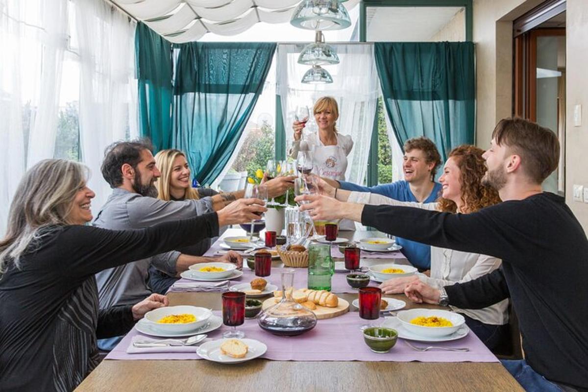 un gruppo di persone sedute attorno a un tavolo da pranzo