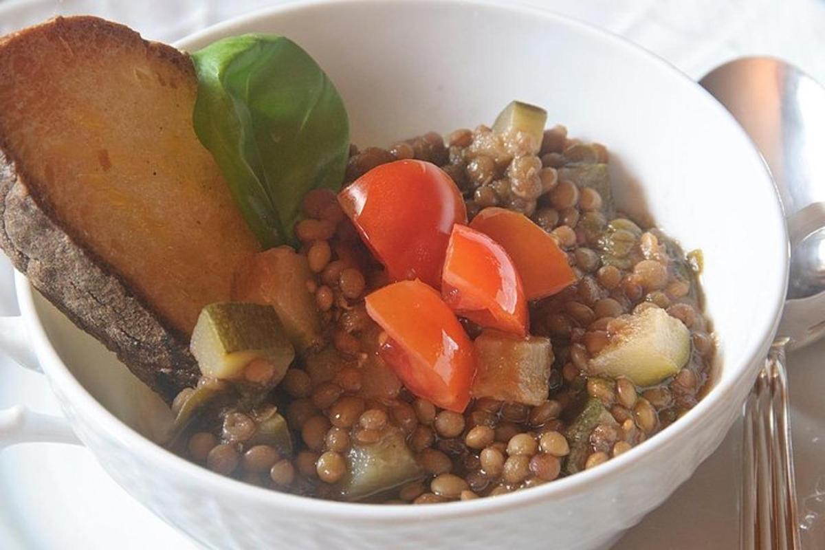semangkuk kacang dan sayur-sayuran dengan sekeping roti