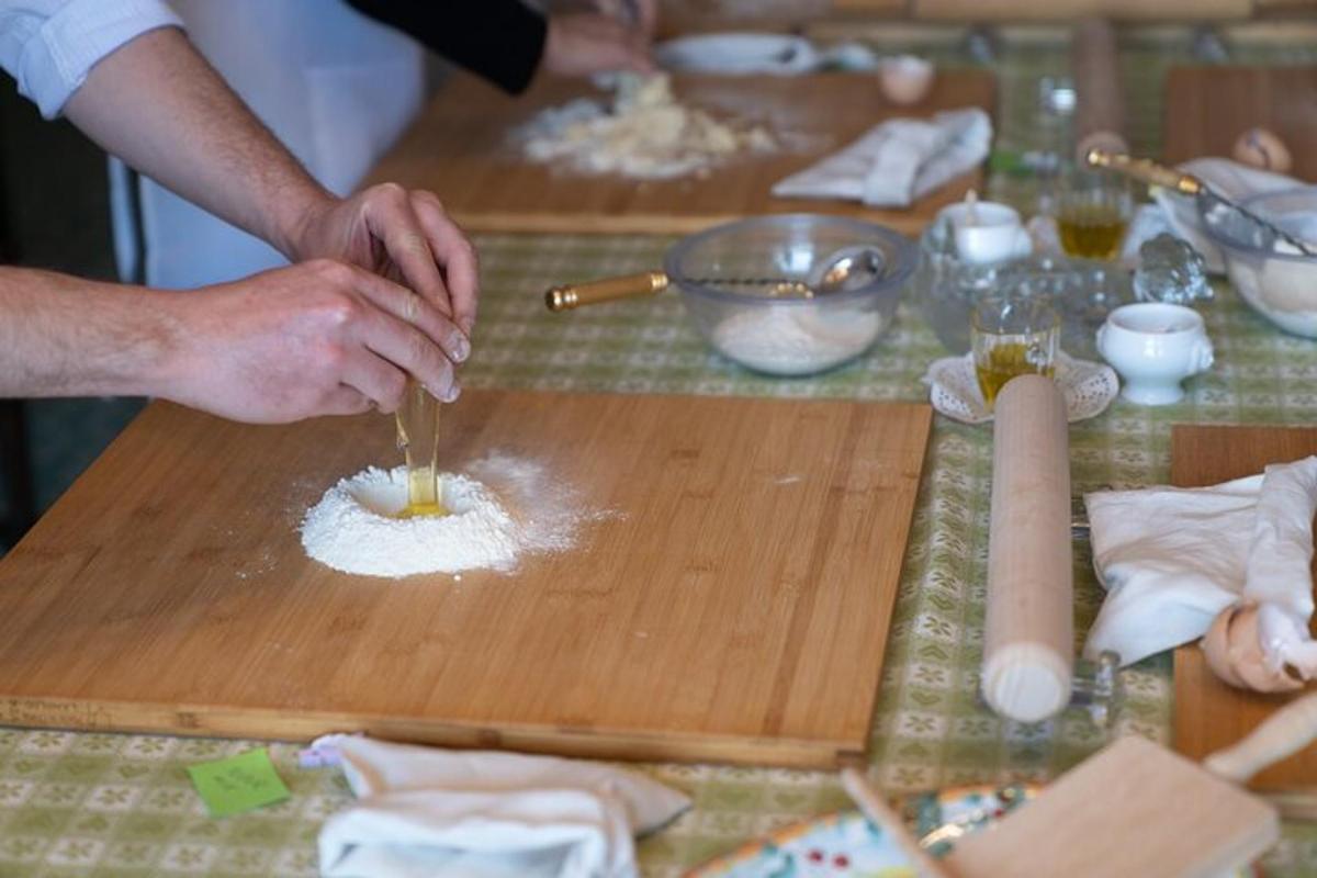 una persona sta mescolando gli ingredienti su un tagliere