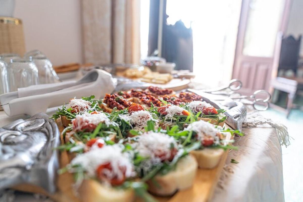 un tavolo con un vassoio di cibo su un tavolo