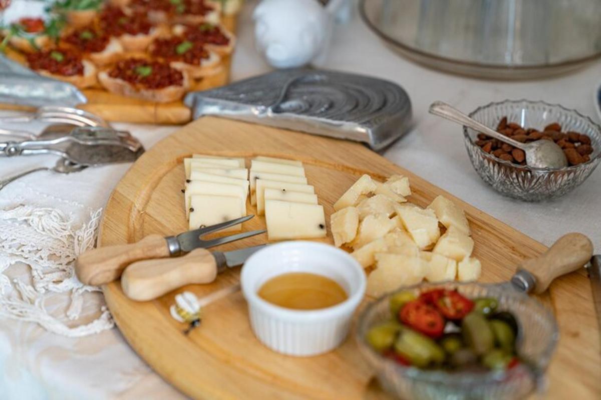 un tagliere di legno con formaggio e un piatto di cibo