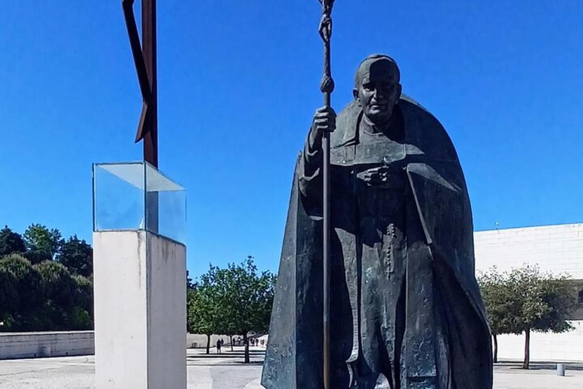 uma estátua de um homem segurando uma vara