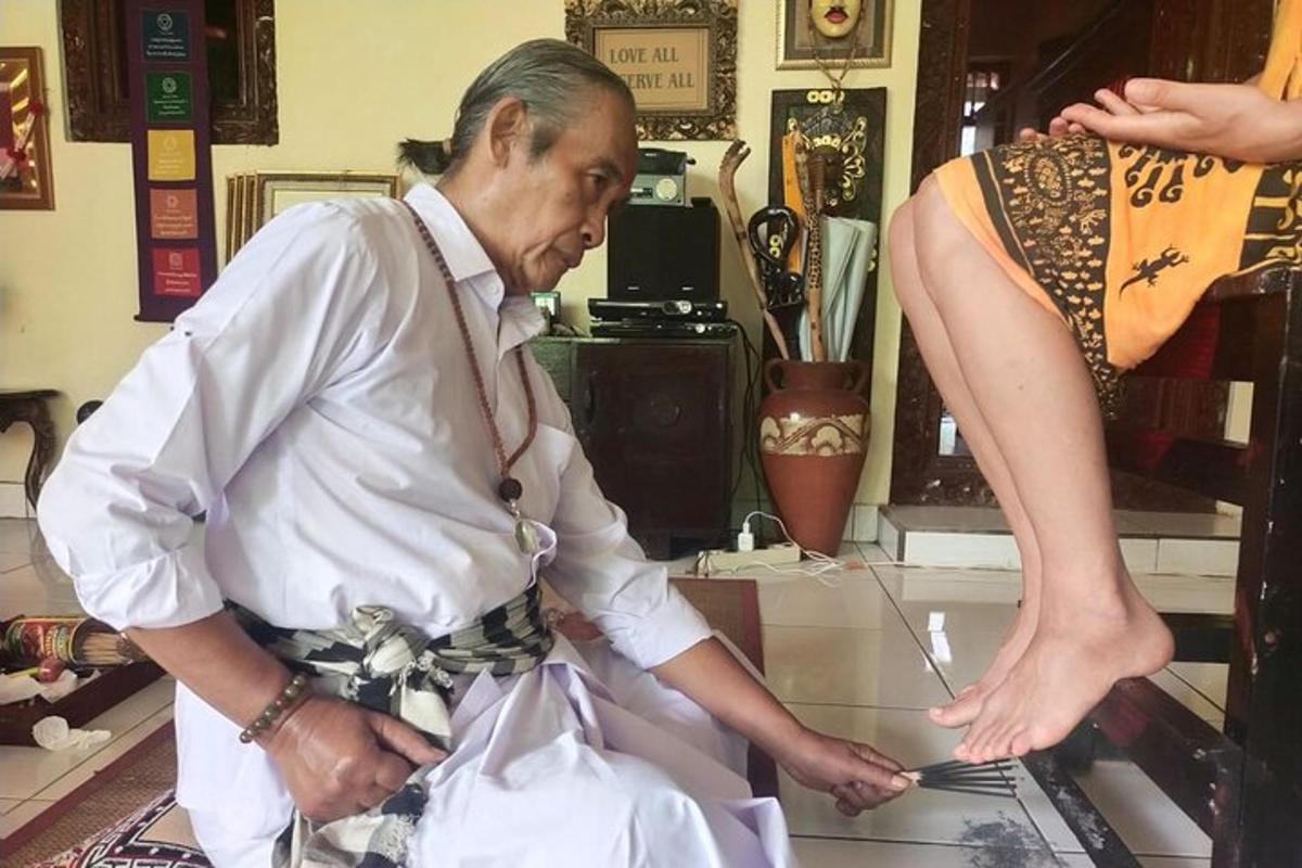 seorang lelaki berbaju dan bertali leher berdiri di sebelah seorang wanita