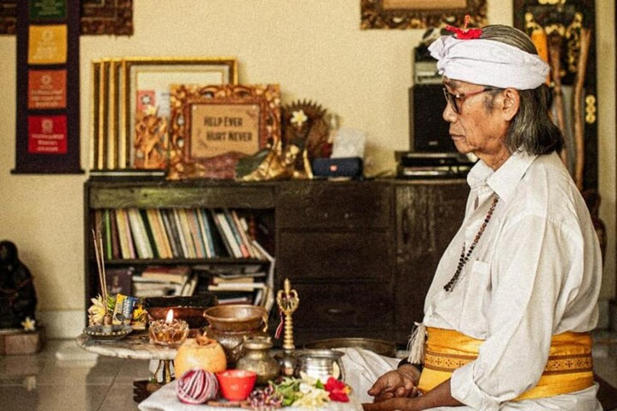 seorang wanita berdiri di hadapan meja dengan makanan