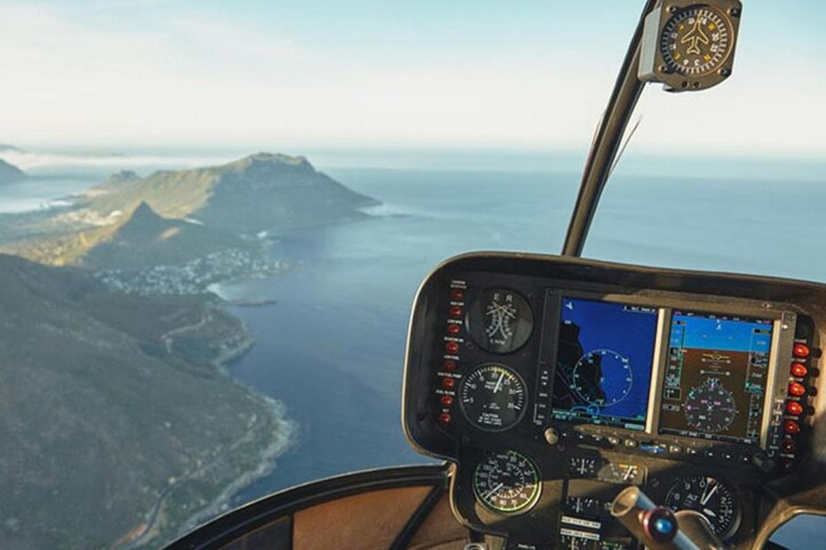 pogled iz kokpita aviona koji leti iznad oceana