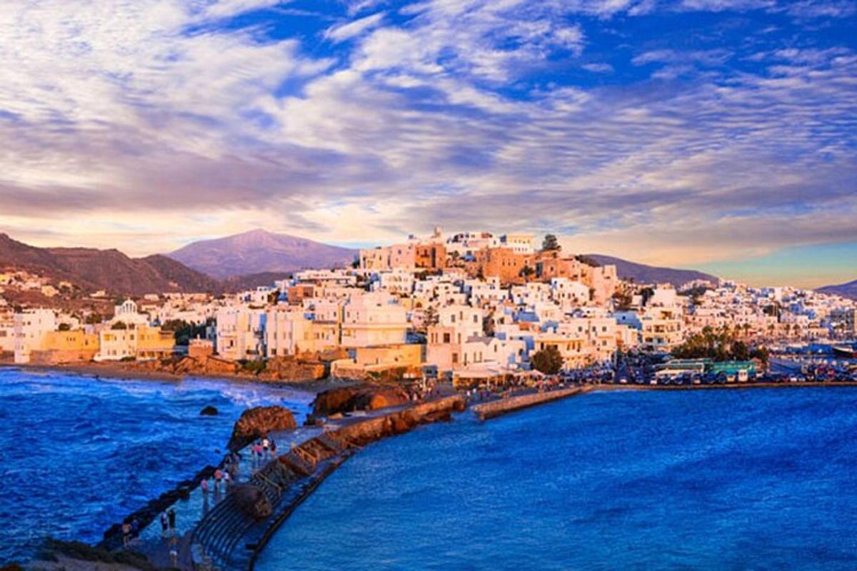 μια ομάδα λευκών κτιρίων σε μια παραλία