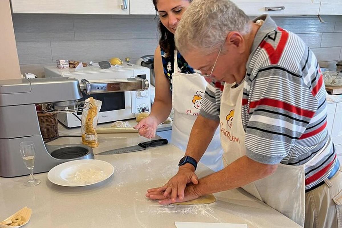 um homem e uma mulher em uma cozinha preparando comida