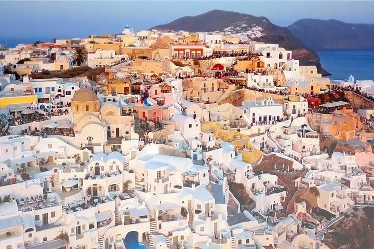 una vista aerea di una città con edifici bianchi