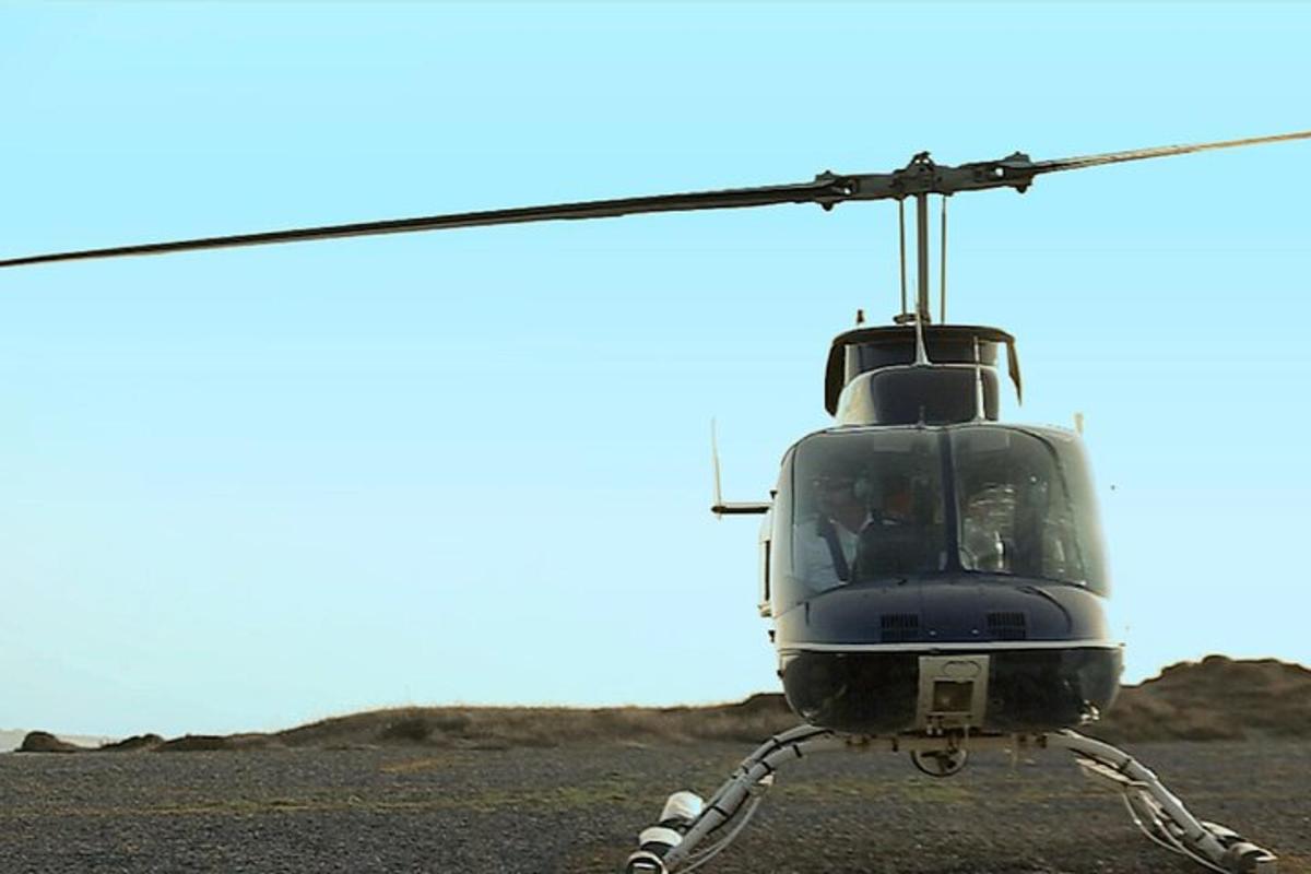 un elicottero sta volando in un campo