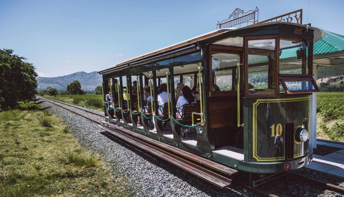 tramvaj s cestujícími jedoucími po kolejích