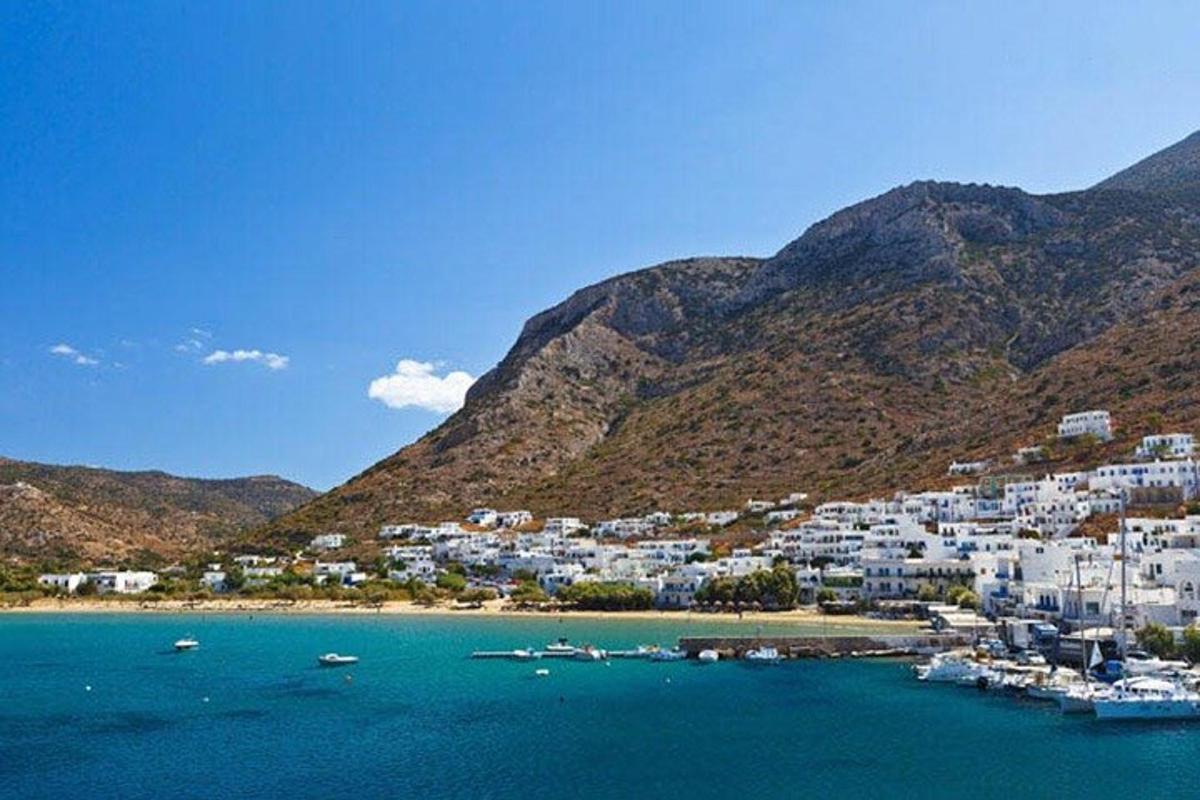μια πόλη με άσπρα σπίτια σε έναν λόφο δίπλα στο νερό
