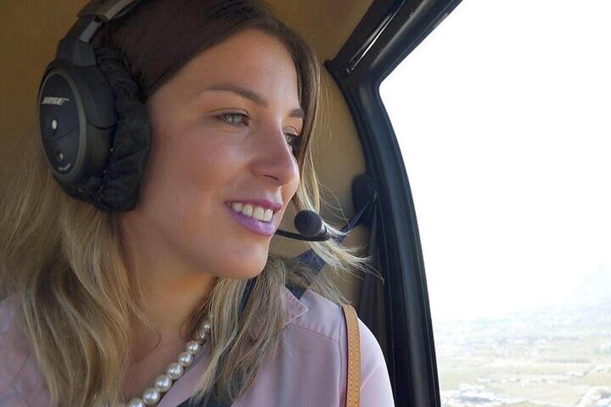 Una mujer con auriculares mirando desde un autobús.