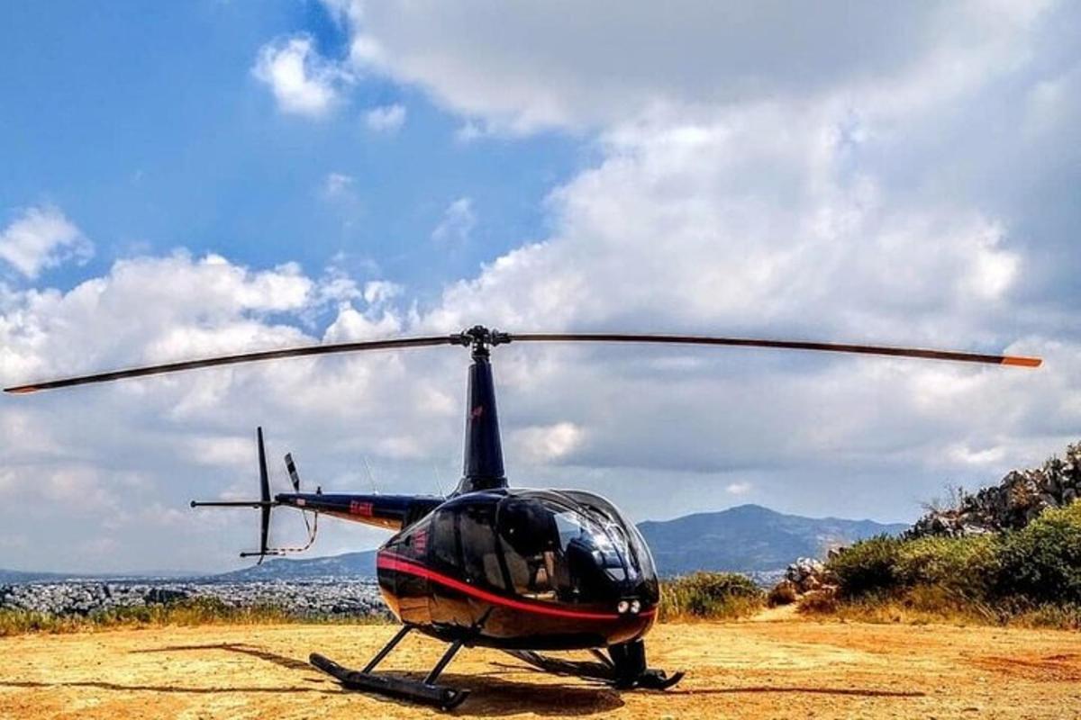 ένα ελικόπτερο είναι παρκαρισμένο σε ένα χωράφι
