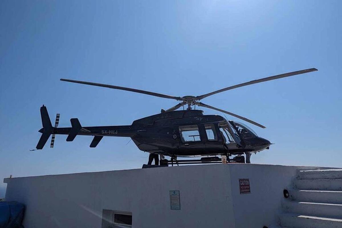 helikopter istub hoone katusel