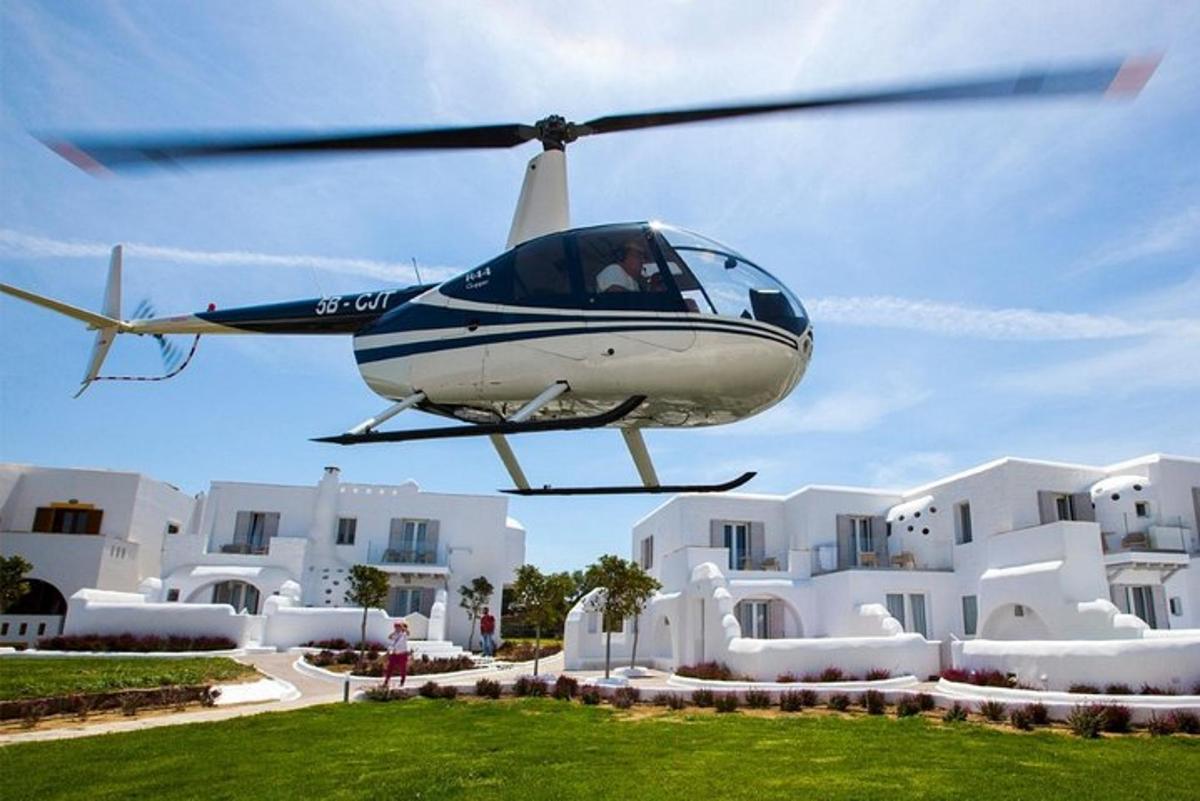 helikopter lecący w powietrzu przed budynkiem
