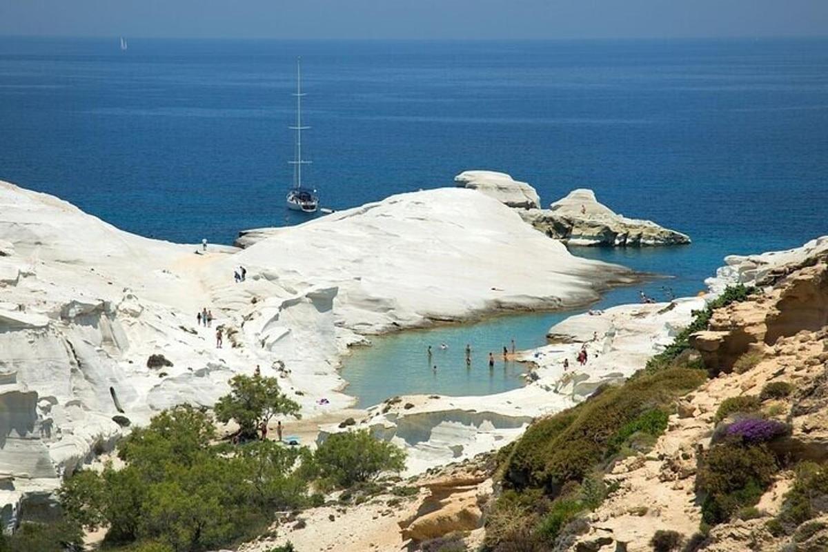 skupina ljudi na plaži blizu oceana