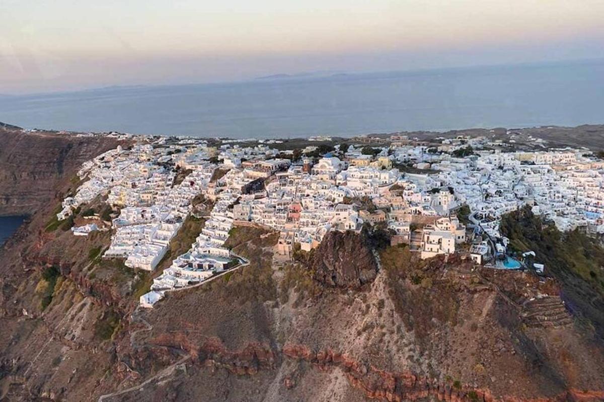 山边小镇的鸟瞰图