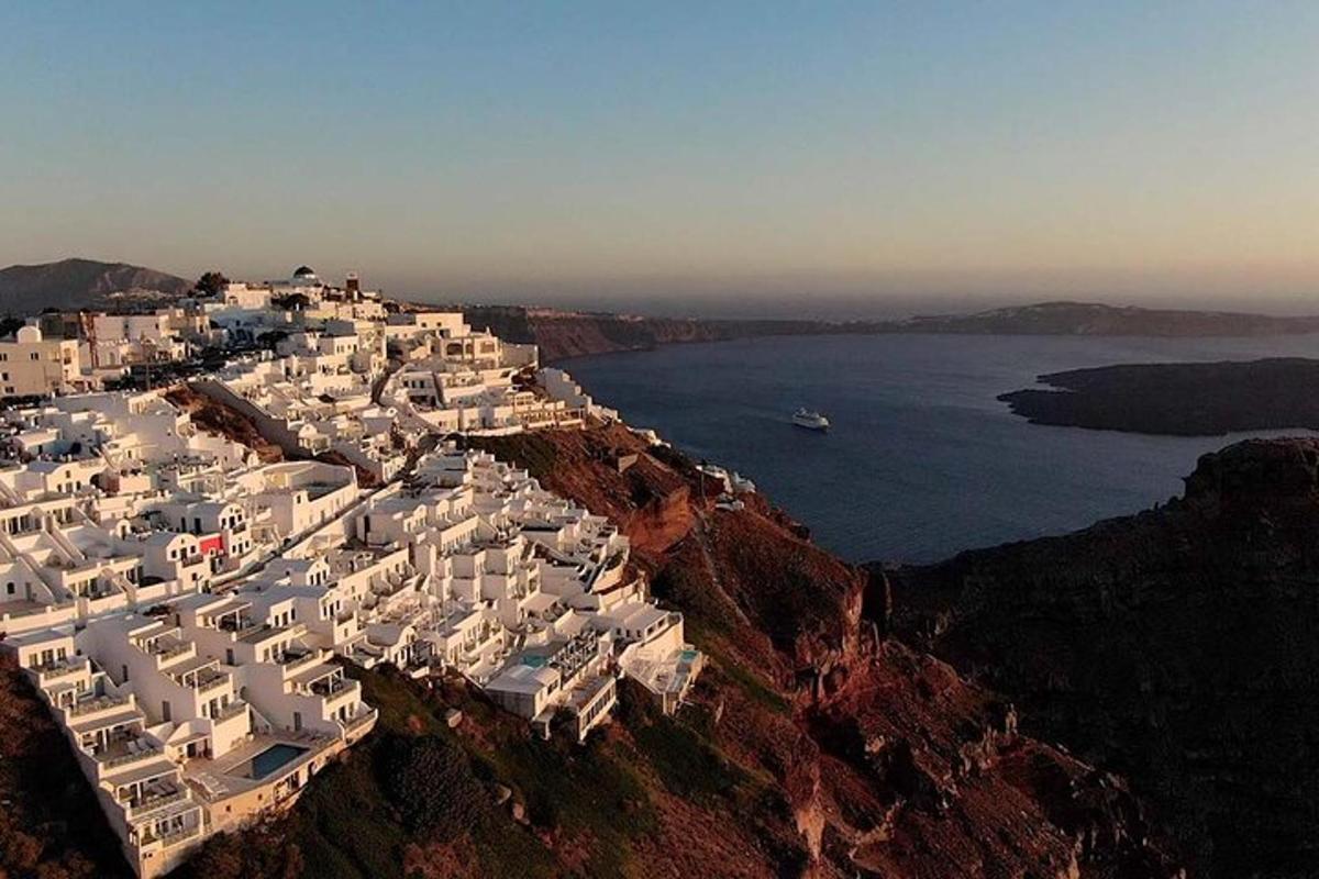 un grup d'edificis blancs al costat d'un penya-segat