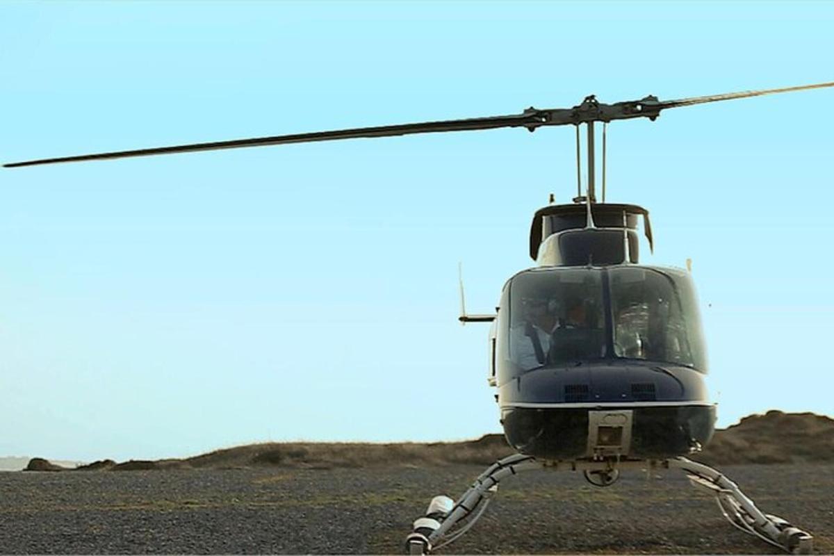 een helikopter staat geparkeerd in een veld