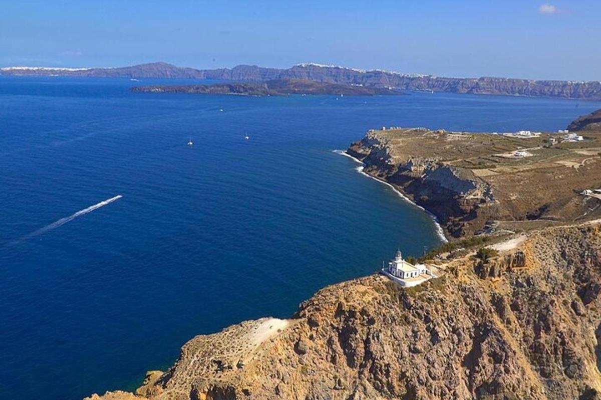 vista aèria d'un far en una costa rocosa