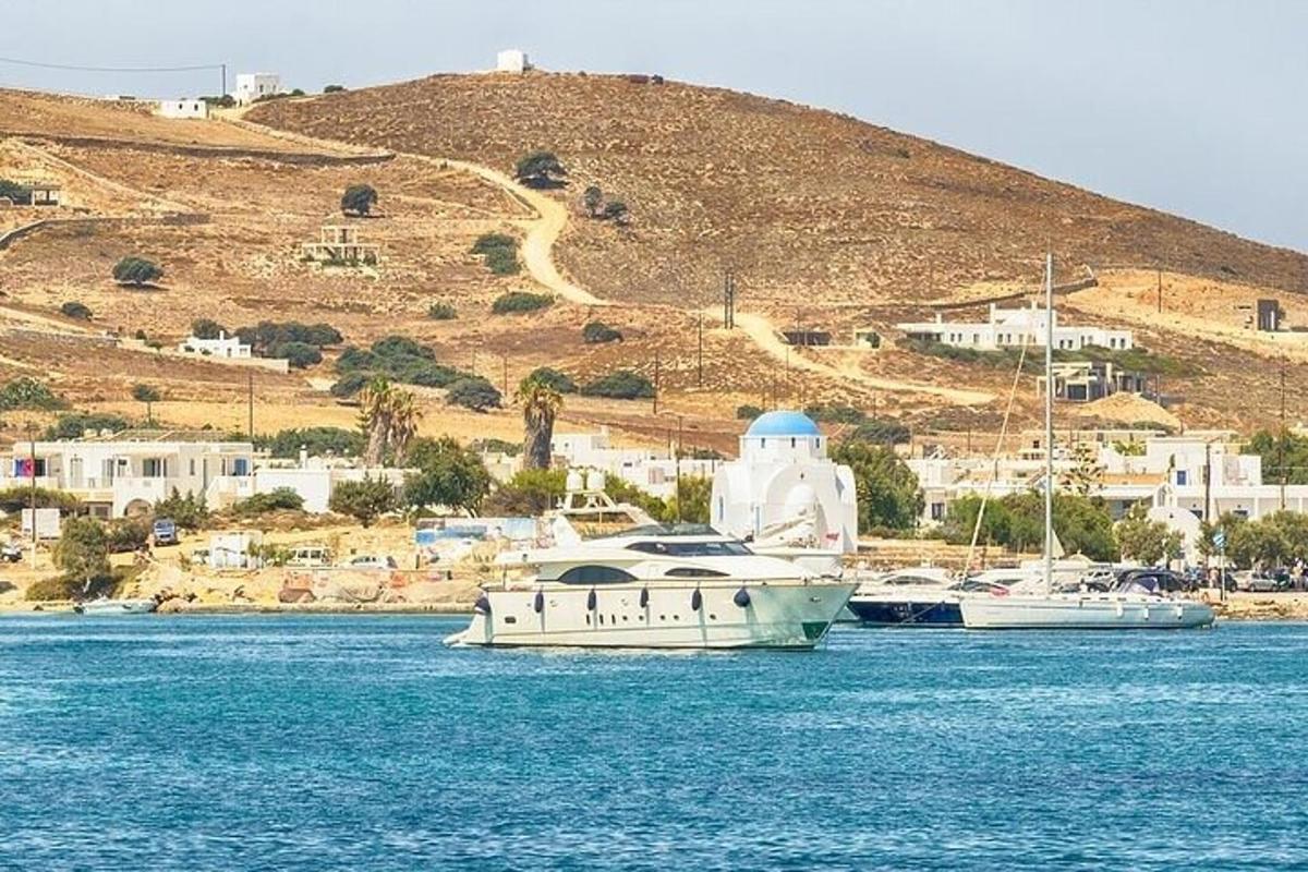 dois barcos na água com uma colina ao fundo