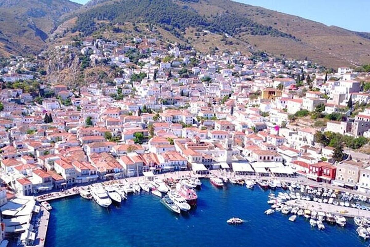 Μια εναέρια άποψη ενός λιμανιού με βάρκες στο νερό