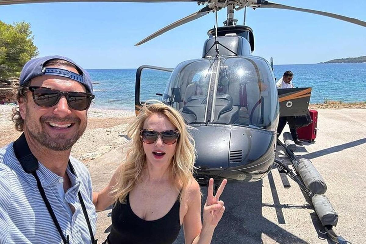 Mees ja naine seisavad helikopteri ees