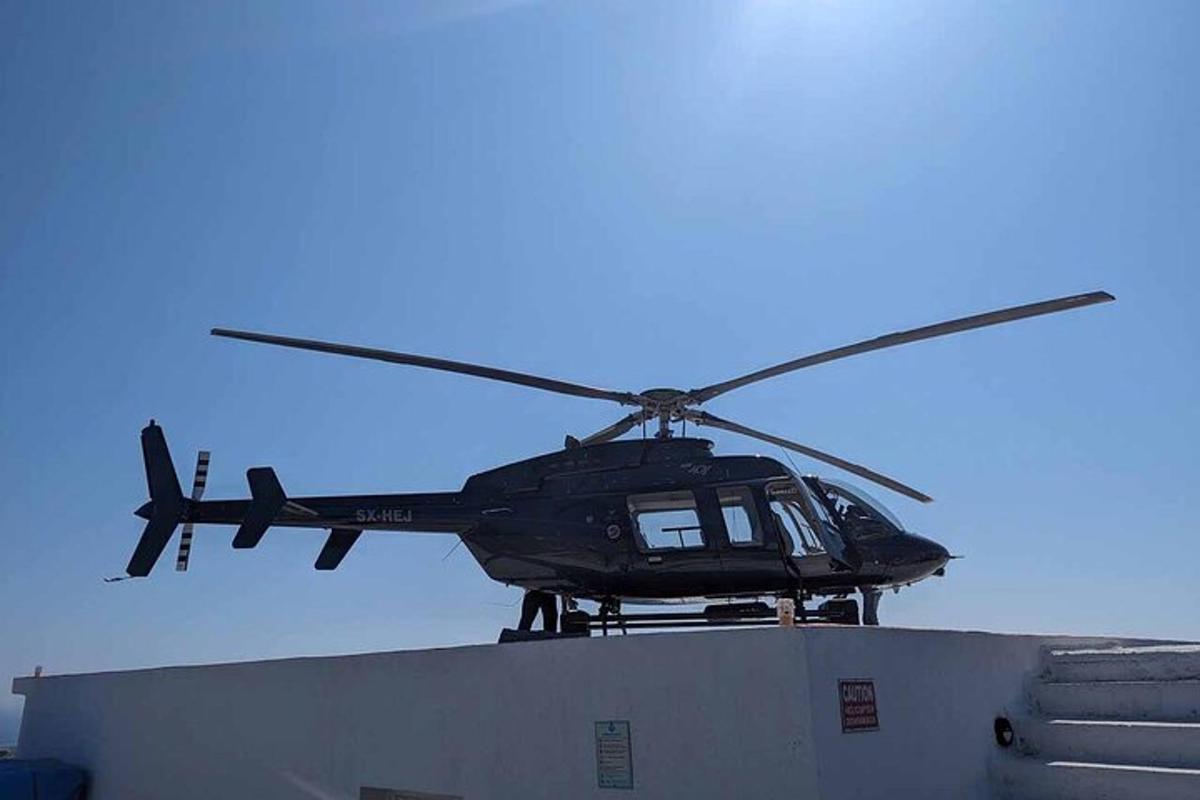 Un helicóptero estacionado en lo alto de un edificio