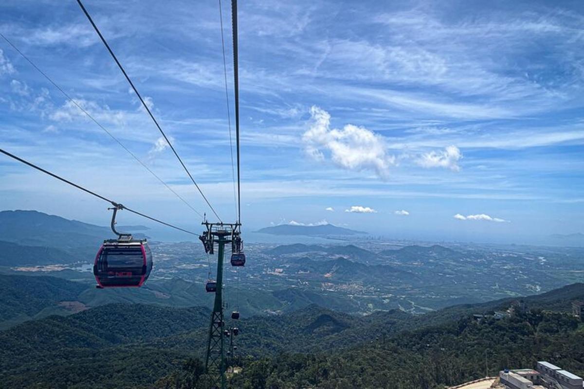 menaiki gondola di langit di pergunungan
