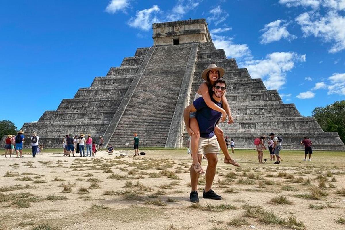 Un hombre sostiene a una mujer en la pirámide.