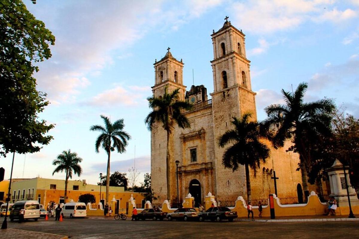 Un edificio antiguo con dos torres y palmeras.