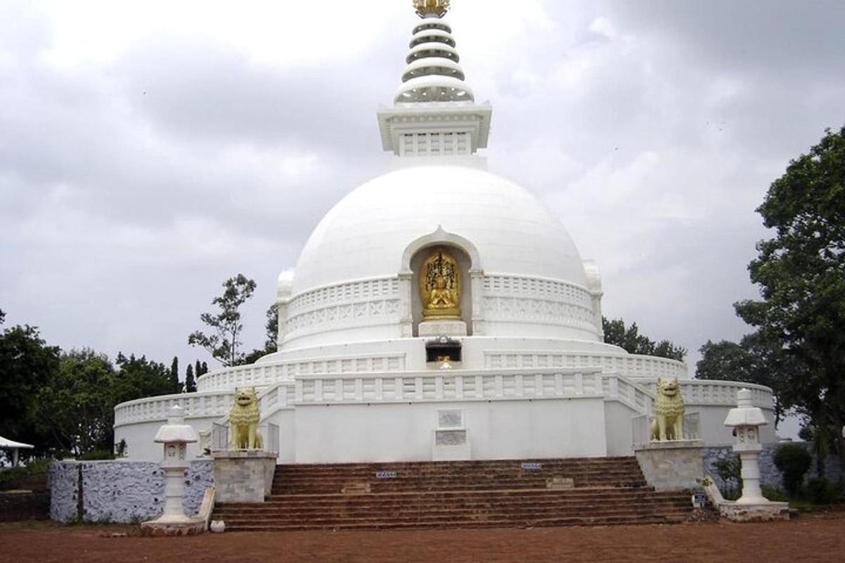 isang malaking puting templo na may malaking puting gusali