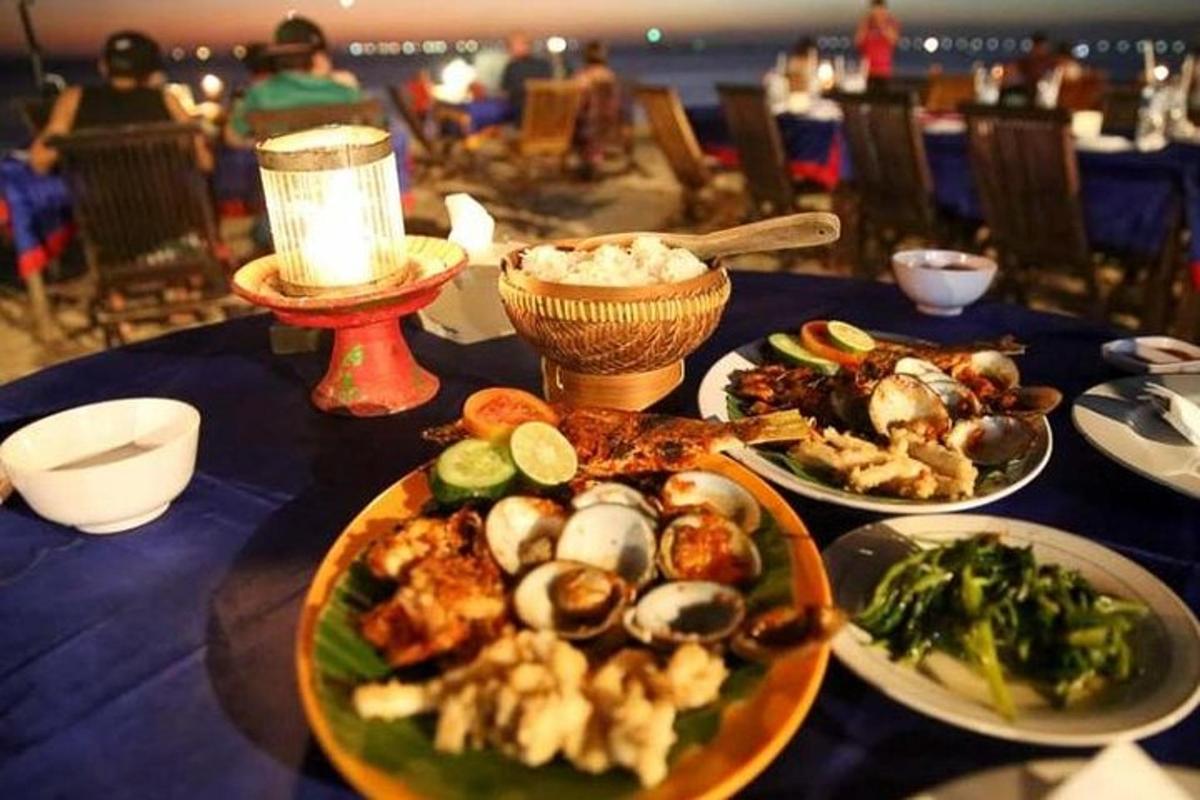một cái bàn có đĩa thức ăn ở trên