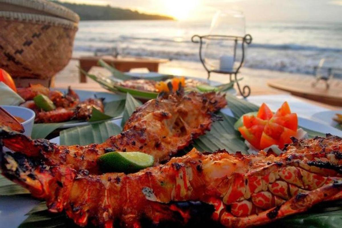 một đĩa thức ăn trên bàn gần bãi biển