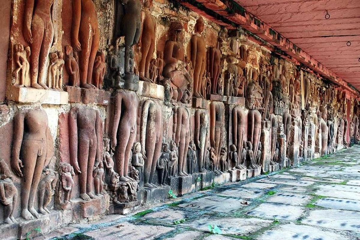 un mur de statues humaines sur un bâtiment