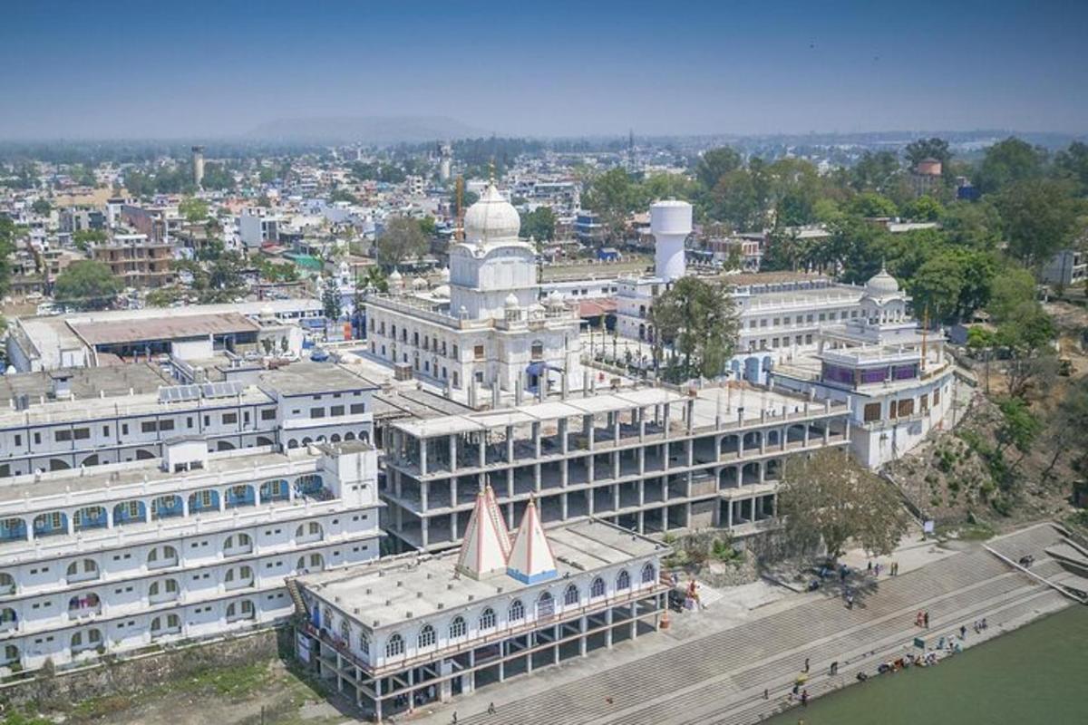 一座有大楼的城市的俯视图