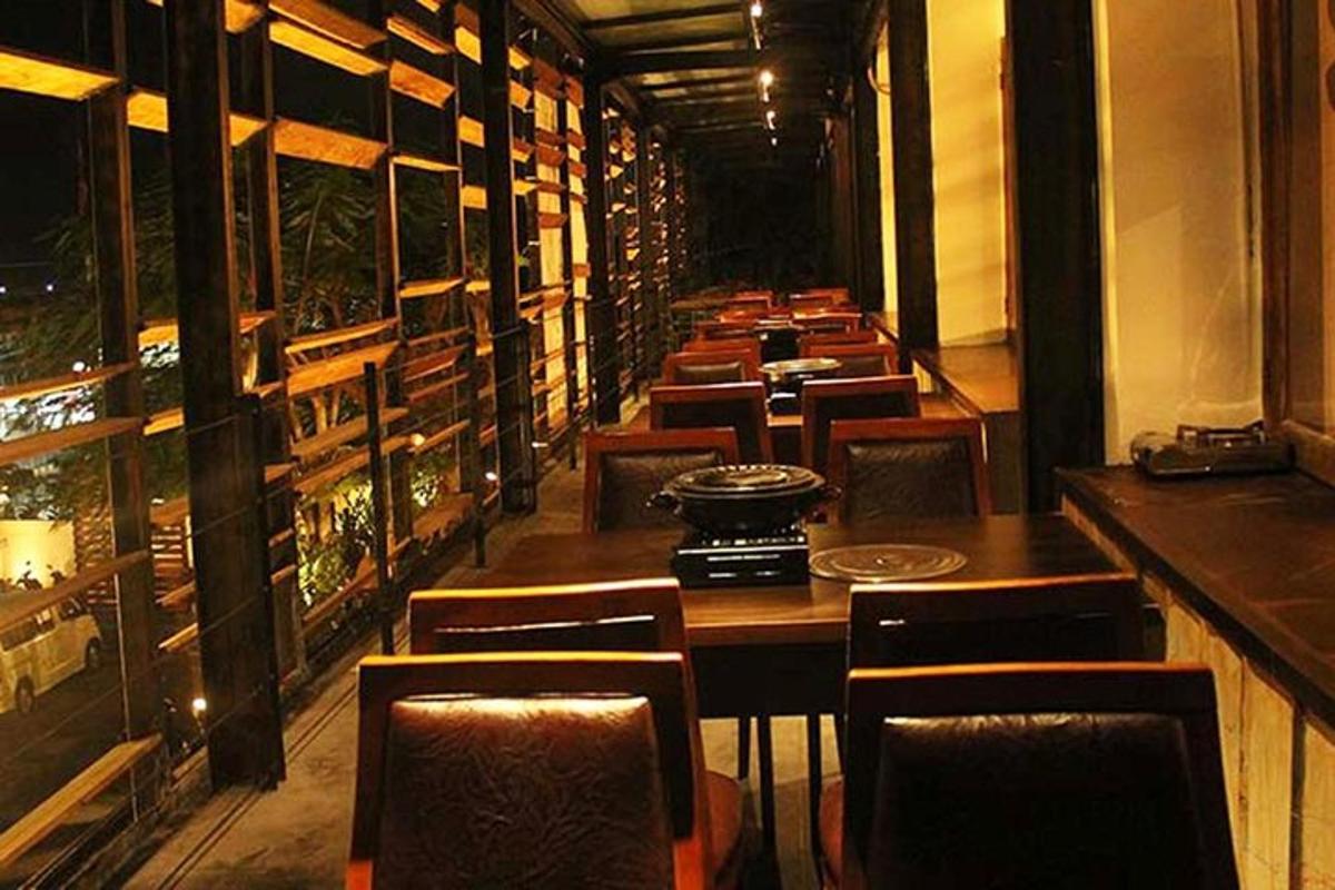 deretan meja dan kursi di restoran