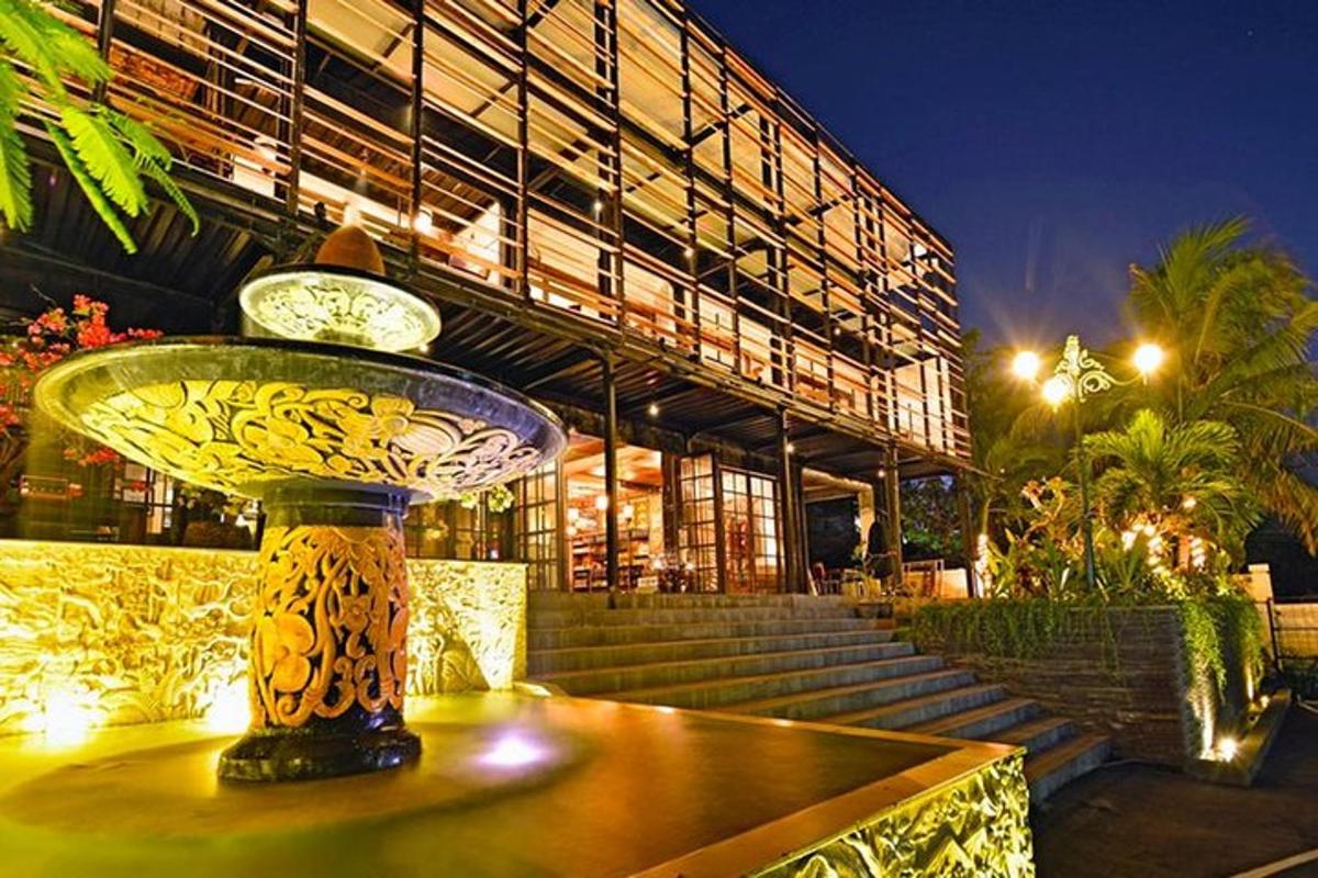 sebuah vas yang diletakkan di atas meja di depan sebuah gedung