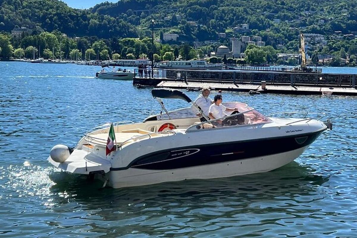 due persone su una barca in acqua