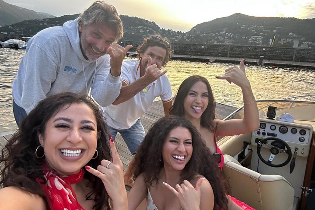 un gruppo di persone su una barca in acqua