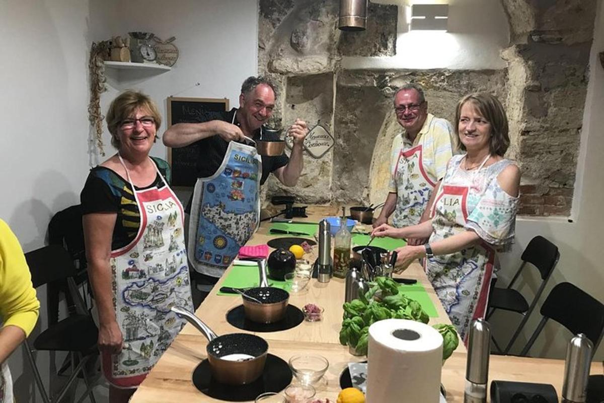 un gruppo di persone in piedi attorno a un tavolo in una cucina