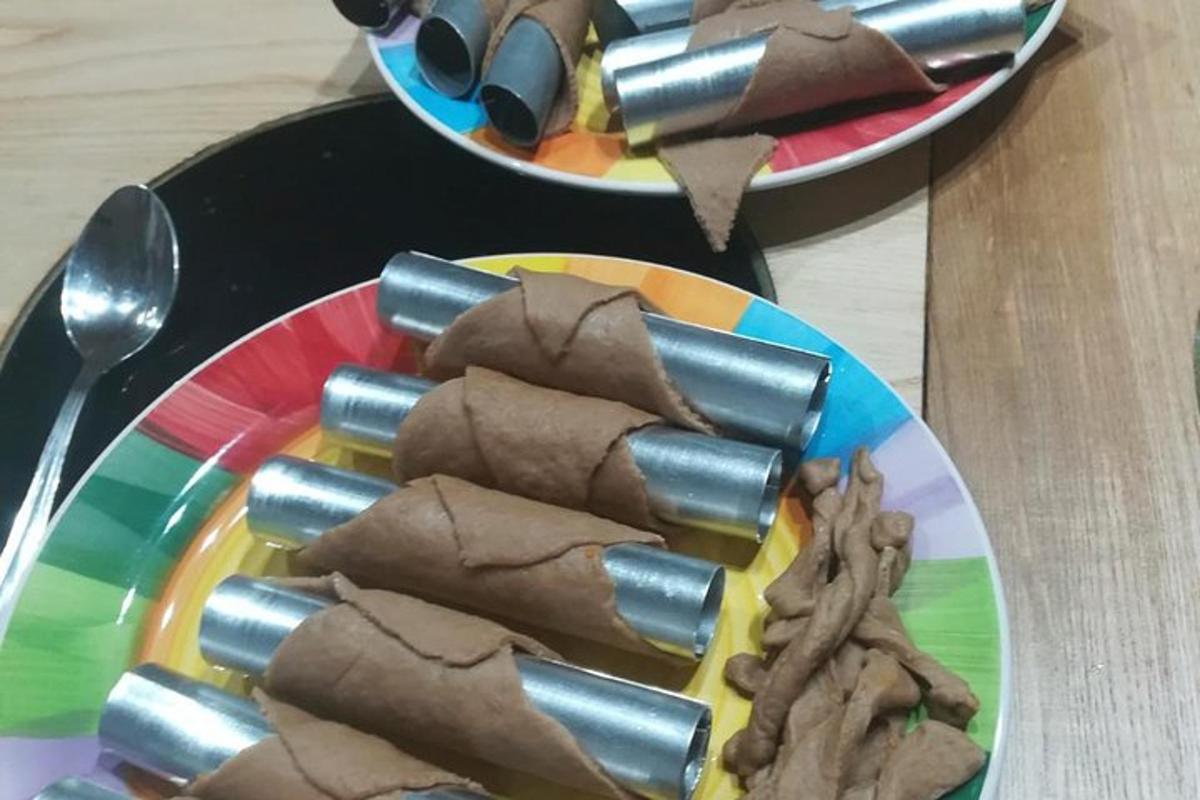 dva talíře jídla na stole s talíři jídla