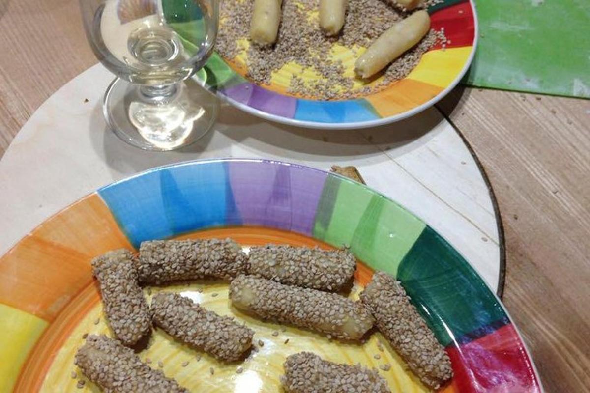 barevný talíř jídla na stole