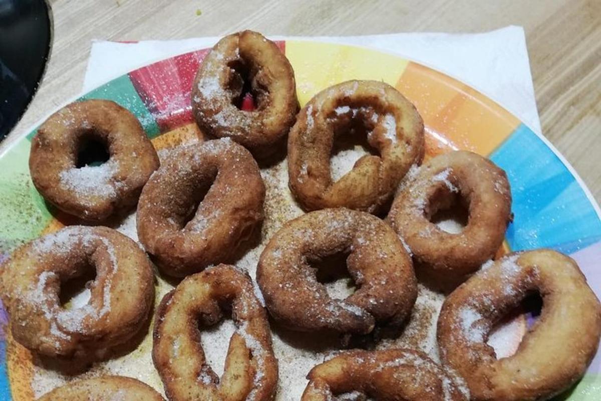 ein bunter Teller mit Donuts auf einem Tisch