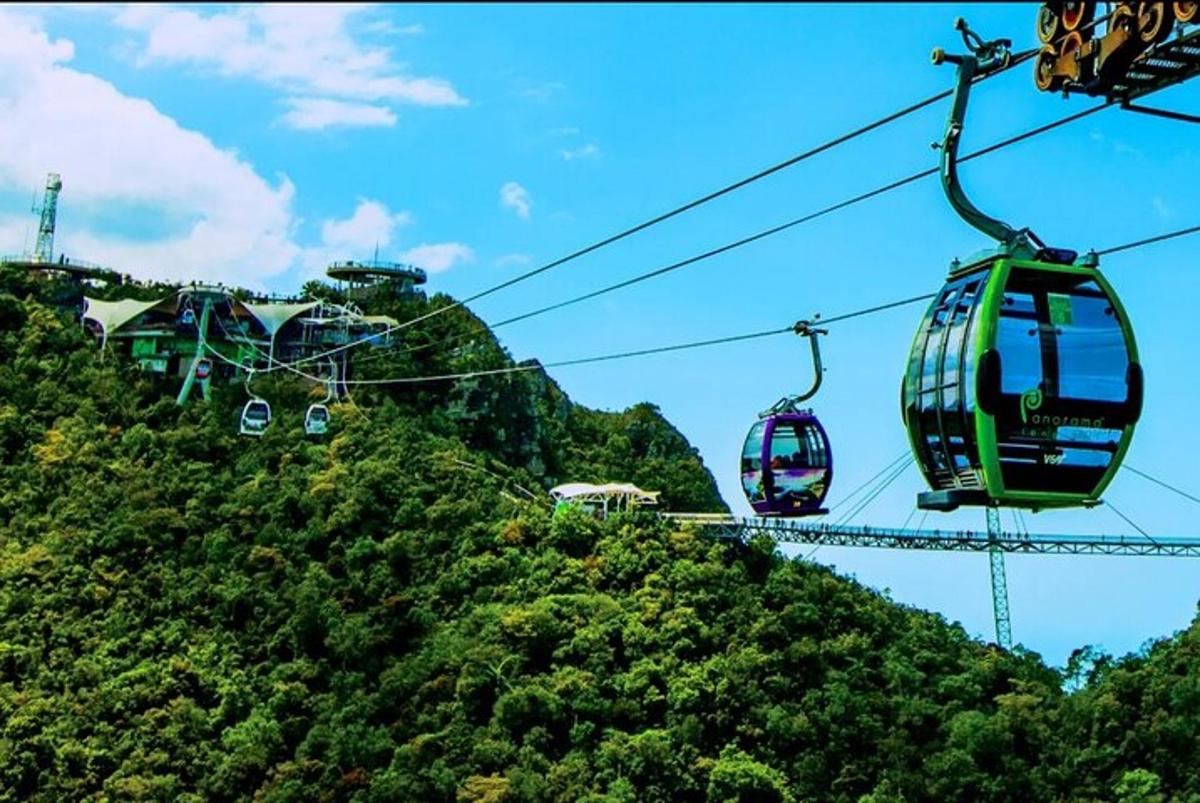 két gondola egy sífelvonóban egy domb felett