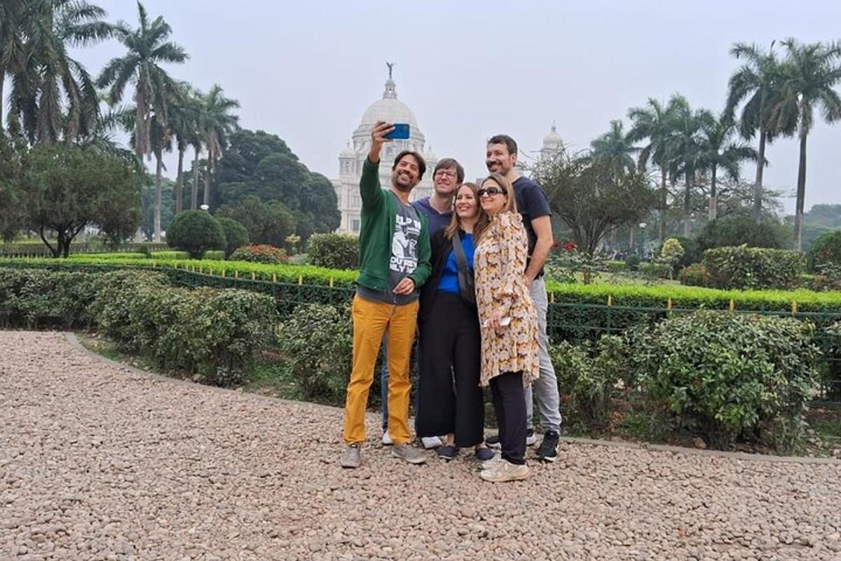 sekumpulan orang bergambar di hadapan sebuah taman