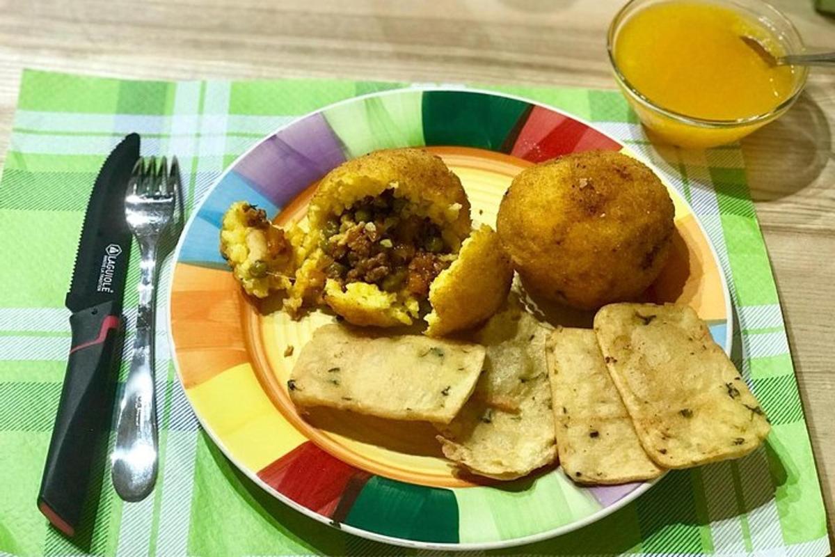 một đĩa thức ăn đầy màu sắc với thịt và bánh mì