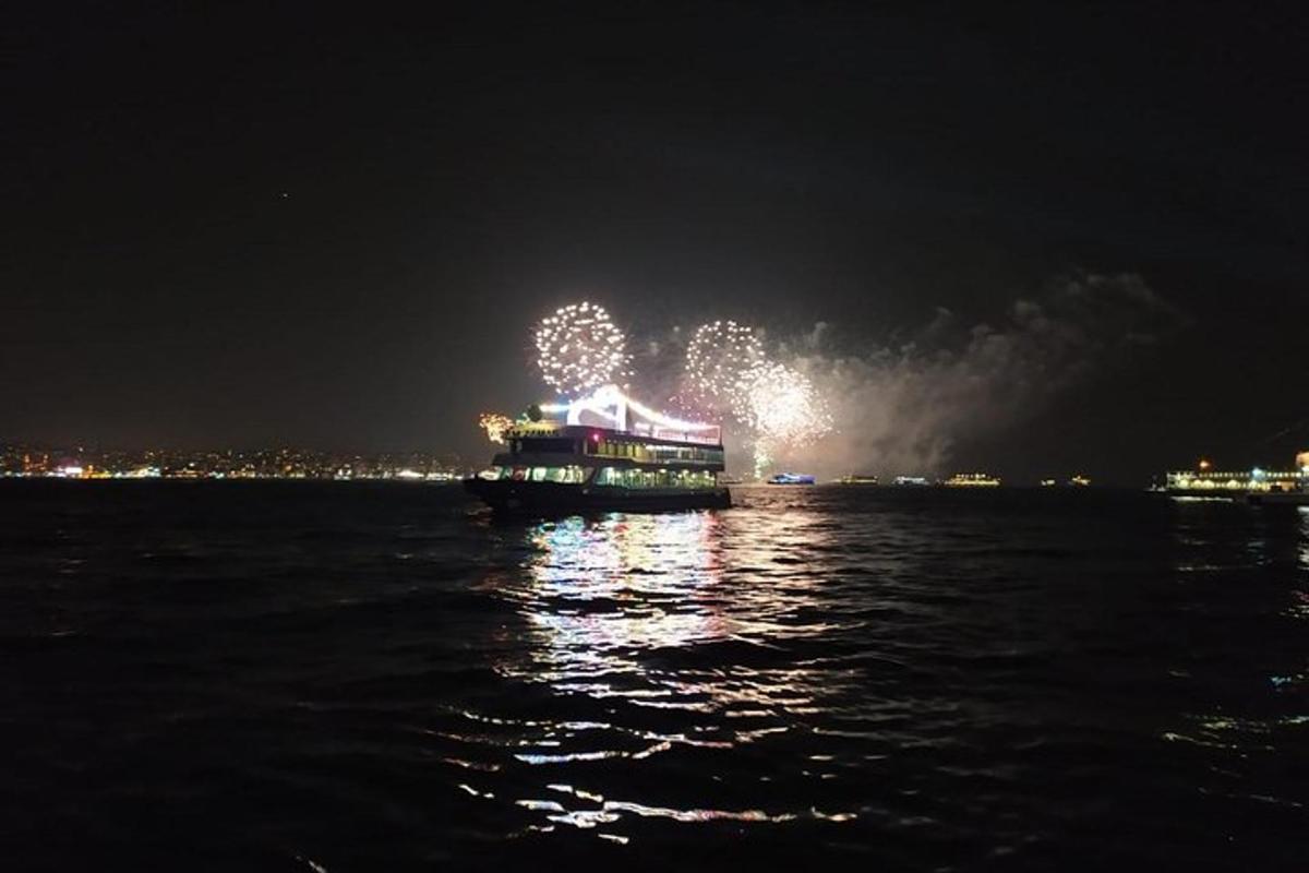 una barca in acqua con fuochi d'artificio di notte