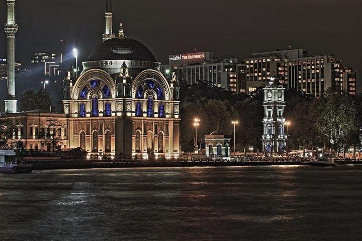un grande edificio con una torre dell'orologio di notte